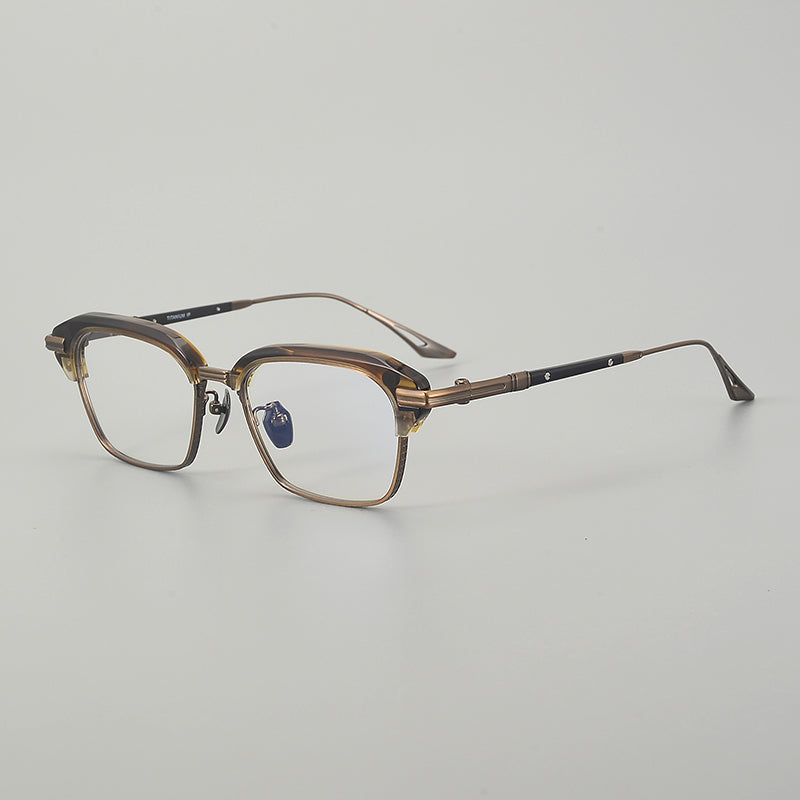 Montatura rettangolare in titanio con bordo superiore marcato e dettagli in metallo lavorato — dettaglio 8
