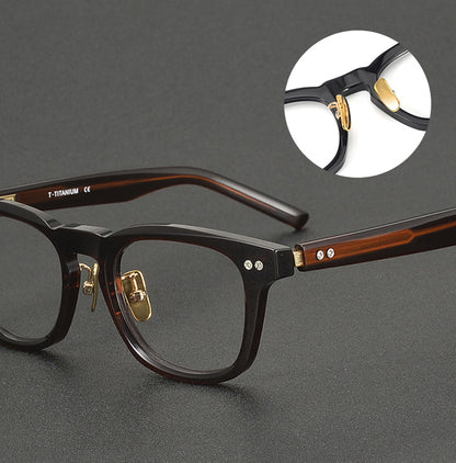 Montatura quadrata classica in acetato con rivetti sul frontale e aste larghe — dettaglio 13
