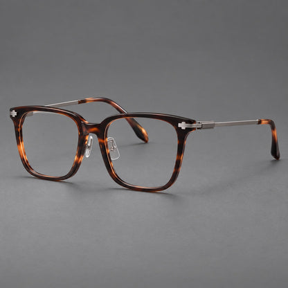 Montatura classica in acetato e titanio con bordi quadrati ampi e aste lavorate — immagine del prodotto